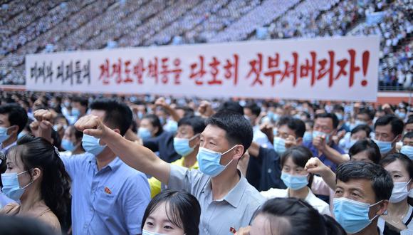 Residentes de Pionyang durante una manifestación masiva para conmemorar el "Día de la lucha contra el imperialismo estadounidense", en el Estadio Mayday en Pionyang. (Foto referencial de KIM Won Jin / AFP)