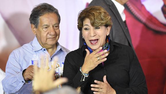 Delfina Gómez, candidata a gobernadora del Estado de México por una coalición liderada por el partido político gobernante Morena, celebra extraoficialmente ser elegida gobernadora. (Foto por CLAUDIO CRUZ / AFP).