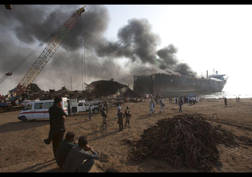 Pakistán: Las impresionantes explosiones en un barco petrolero  - 1