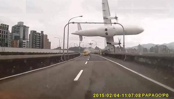 Impresionante caída de avión en Taiwán deja más de 20 muertos