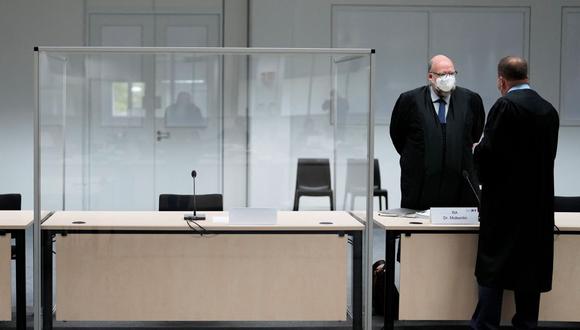 Dos magistrados junto a un asiento vacío del acusado en la sala del tribunal donde se debía juzgar a una exsecretaria de 96 años del campo de concentración nazi de Stutthof, el 30 de septiembre. (Markus Schreiber / AFP).