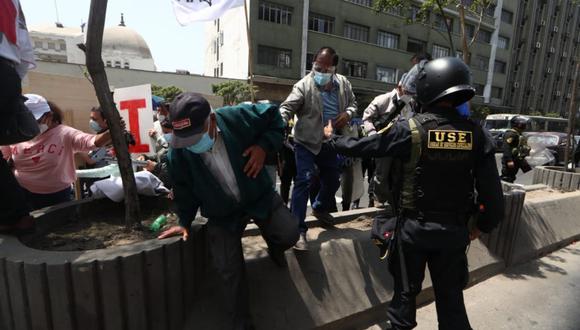 Manifestantes y policías protagonizaron un incidente en los exteriores del Congreso de la República | Foto: Alessandro Currarino / @photo.gec