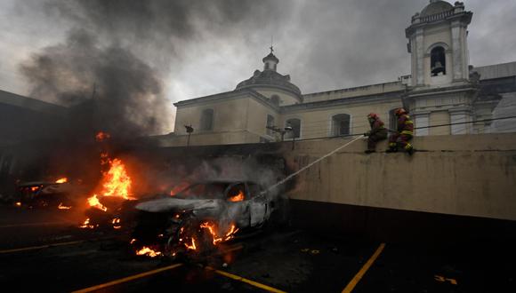 Exmilitares irrumpieron este martes en el área trasera del Congreso de Guatemala y quemaron varios vehículos en una protesta para exigir una indemnización por sus servicios durante la guerra civil. (Foto: Johan Ordoñez / AFP)