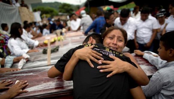 "Ahí está la morgue": Féretros en estadio de fútbol de Ecuador