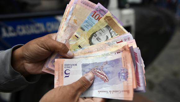 El dólar en el mercado paralelo se cotizó en la jornada previa a 5.886,15 bolívares soberanos. (Foto: AFP)