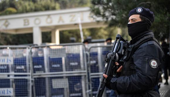 Policía turca montan guardia en Estambul, Turquía. (Foto referencial: Ozan KOSE / AFP)