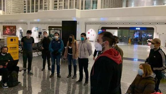 Los colombianos están listos para abordar el vuelo en Wuhan. Foto: Cancillería de Colombia