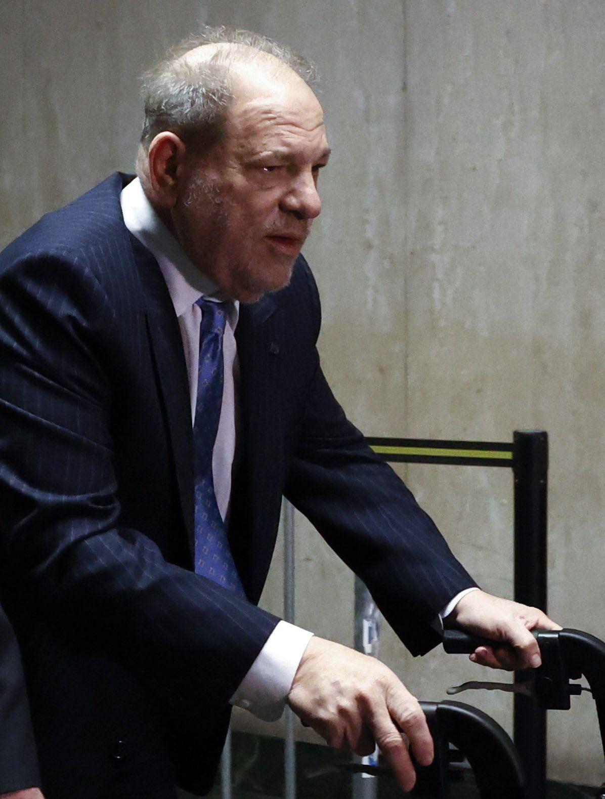 Harvey Weinstein a su llegada al tribunal de Nueva York donde es juzgado. (EFE/EPA/JASON SZENES).