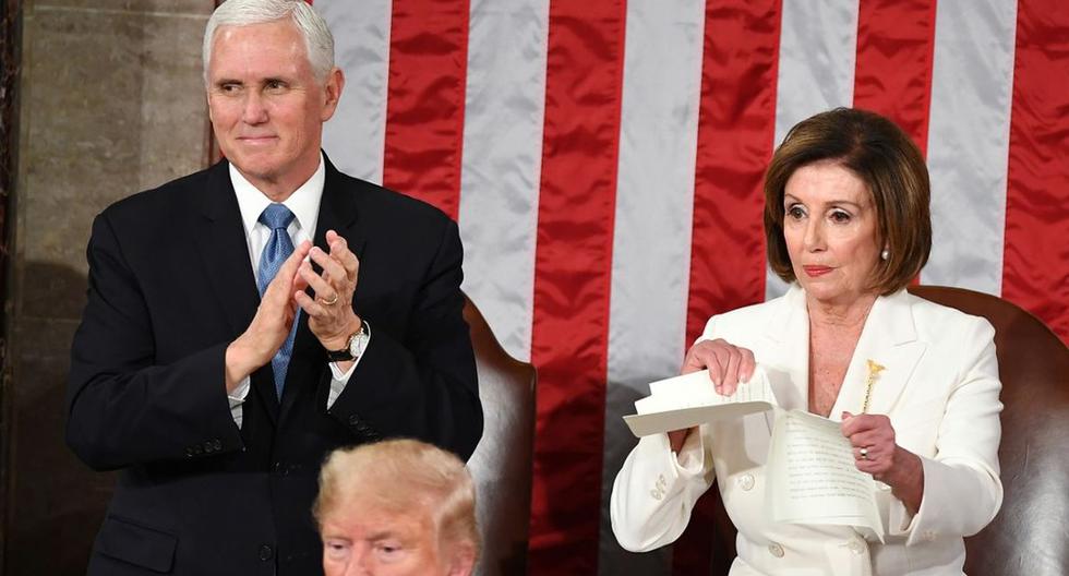 La presidenta de la Cámara de Representantes de los Estados Unidos, Nancy Pelosi, rompe una copia del discurso del presidente de Estados Unidos, Donald Trump. (AFP).