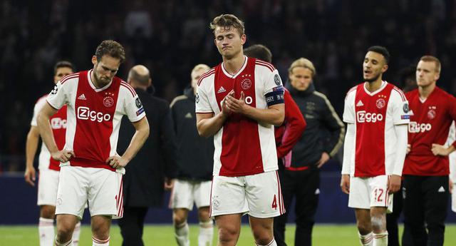 Jugadores del Ajax aplauden el apoyo incondicional de sus aficionados pese a la derrota. (Foto: AFP)