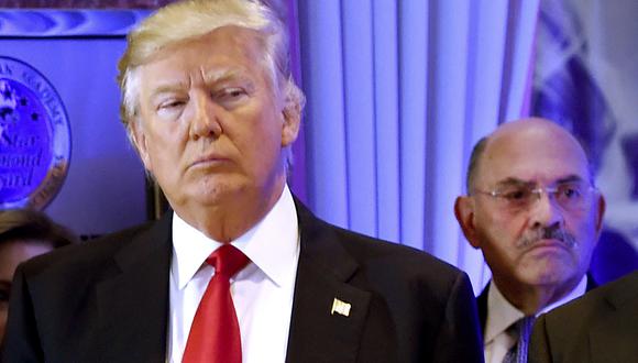 Donald Trump y Allen Weisselberg en 2017. (Foto: Timothy A. Clary/AFP)