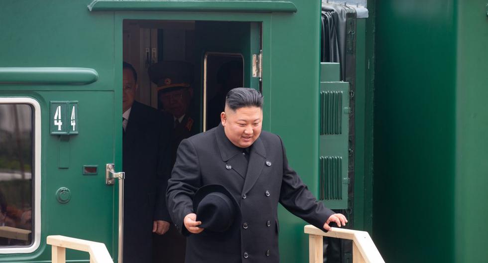 Esta imagen del 2019 muestra al líder norcoreano Kim Jong-un desembarcando de su tren blindado privado en una estación en la ciudad fronteriza rusa de Khasan. (Foto de archivo: AFP / ALEXANDER SAFRONOV)