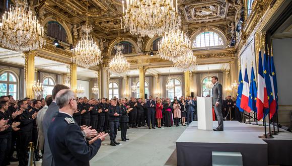 Emmanuel Macron rinde homenaje a los bomberos que extinguieron el fuego en Notre Dame. (EFE).