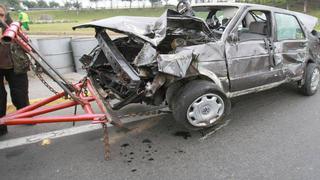 Choque frontal entre auto y un bus dejó un muerto y diez heridos