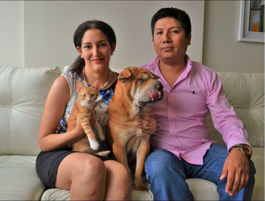 Fernando Ruelas Noa y su pareja Naisa Carneiro crían a Chira, un perrita que sufre de problemas en la columna. Iniciaron una batalla legal porque debían subir y bajar 16 pisos porque la junta de propietarios impide el uso del ascensor y la tenencia de mascotas.