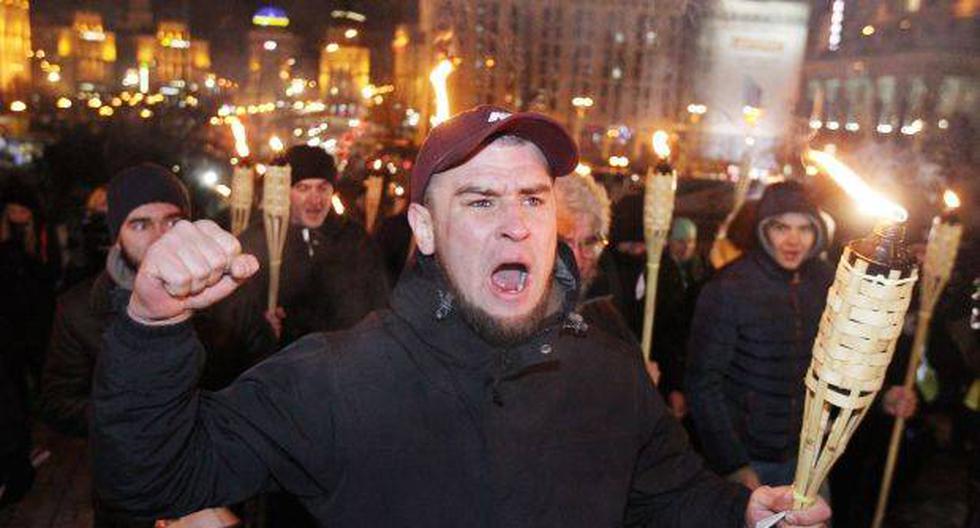 Activistas ucranianos sostienen antorchas y gritan consignas durante una concentración para conmemorar el quinto aniversario de la revolución del "Euromaidán", en Kiev. (Foto: EFE)