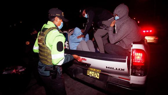 Las personas fueros llevadas a la comisaría del sector. (Foto: Cesar Grados/@photo.gec)