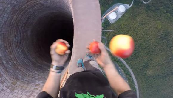 Flaviu Cernescu hizo malabares en la cima de la chimenea.
 (Foto: captura de YouTube)