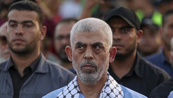 El jefe del ala política del movimiento palestino Hamas en la Franja de Gaza, Yahya Sinwar, asiste a una manifestación en apoyo de la mezquita al-Aqsa de Jerusalén el 1 de octubre de 2022. (Foto de MAHMUD HAMS / AFP).