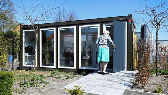 Imagen referencial. Una mujer en un centro de atención para personas mayores con demencia ingresa a una casa de vidrio hecha especialmente para tratar la soledad causada por la prohibición de visitas debido al bloqueo del coronavirus en Wassenaar, Países Bajos.. (Foto: REUTERS / Piroschka van de Wouw)