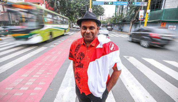 Con la blanquirroja al hombro, Indran Amirthanayagam afirma tener un fuerte vínculo con nuestro país. (Foto: Alessandro Currarino)