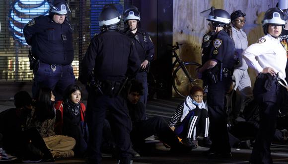 Los agentes de la policía arrestan a los manifestantes después del toque de queda en Nueva York (Estados Unidos). (EFE/EPA/JUSTIN LANE).