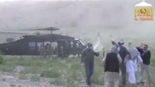 Talibanes muestran el instante en que Bergdahl es liberado