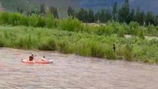 PNP y maestro de canotaje rescataron a un joven que era llevado por la corriente de un río en Cusco | VIDEO