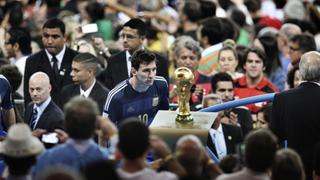 Leo Messi habló sobre la foto en la que mira la Copa del Mundo