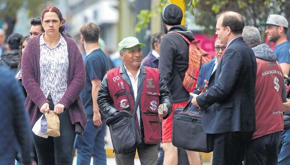 En la calle hay opiniones divididas. Algunas personas aseguran que les beneficia la cercanía de los cambistas a casas y bancos. Por otro lado, hay vecinos que temen a los asaltos. (Alessandro Currarino / El Comercio)