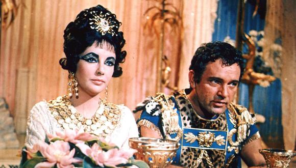 Elizabeth Taylor junto a Richard Burton en "Cleopatra" (1963), la película casi causó la quiebra de 20th Century Fox. Pocas vidas más exageradas que la de la actriz nacida un 27 de febrero de 1932 en Londres, y fallecida un día como hoy, a los 79 años, hace una década exacta. (Foto: 20th Century Fox)