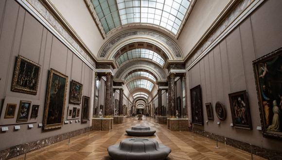 Una fotografía tomada el 8 de enero de 2021 en el Museo del Louvre en París muestra la "Gran Galería" vacía, ya que el Museo permanece cerrado debido a la situación sanitaria. (Foto: Martin Bureau/ AFP)