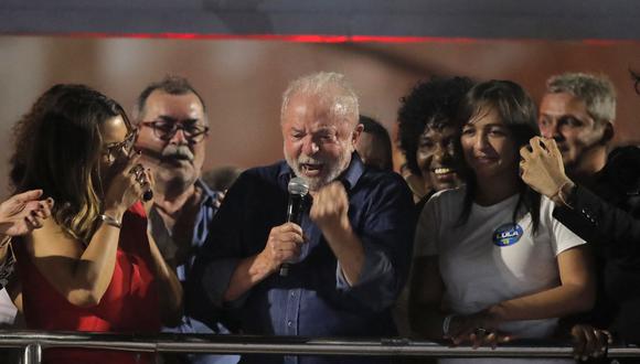 El presidente electo de Brasil, Luiz Inácio Lula da Silva, pronuncia un discurso ante sus simpatizantes en la avenida Paulista después de ganar la segunda vuelta de las elecciones presidenciales, el 30 de octubre de 2022. (Foto: CAIO GUATELLI / AFP)