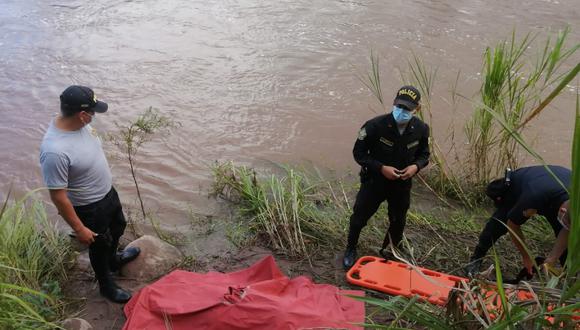 La mujer salvó a su menor hija de morir ahogada en el río Tonchima; sin embargo, ella no logró salir con vida. Agentes policiales llegaron al lugar para trasladar el cadáver. (Foto: PNP)