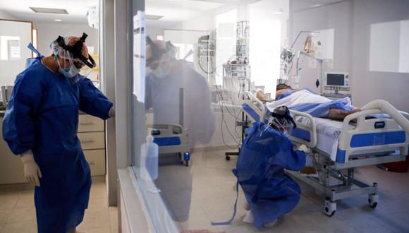 Personal médico realiza controles a un paciente con covid-19 en un hospital en Buenos Aires (Argentina). (Foto: EFE/Juan Ignacio Roncoroni).