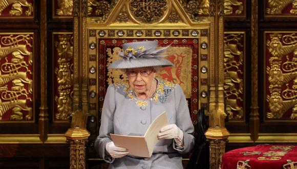 En esta foto de archivo tomada el 11 de mayo de 2021, la reina Isabel II de Gran Bretaña lee el Discurso de la Reina en el Trono del Soberano en la Cámara de los Lores. (CHRIS JACKSON / POOL / AFP).