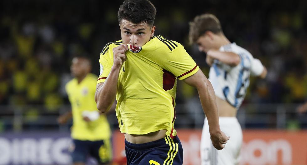 AMDEP667. CALI (COLOMBIA), 27/01/2023.- Juan Fuentes de Colombia celebra un gol hoy, en un partido de la fase de grupos del Campeonato Sudamericano Sub'20 entre las selecciones de Colombia y Argentina en el estadio Pascual Guerrero en Cali (Colombia). EFE/ Carlos Ortega
