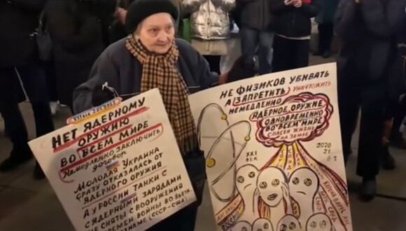 Yelena Osipova es una artista, activista y jubilada, todo un símbolo de resistencia en Rusia. (Foto: The Guardian/YouTube)