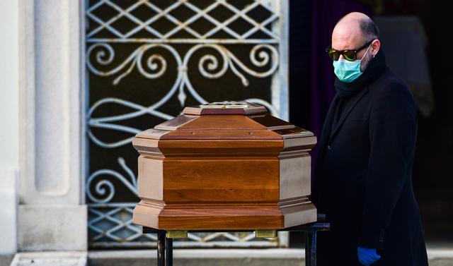 Funeral de persona con coronavirus contamina a 16 personas en Inglaterra. (AFP / Piero Cruciatti).
