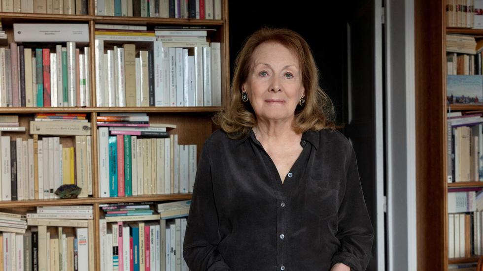La escritora francesa Annie Ernaux fue galardonada por “la valentía y la agudeza crítica con la que descubre las raíces, los extraños y las limitaciones colectivas de la memoria personal”. (Foto: Reuters / Gallimard)