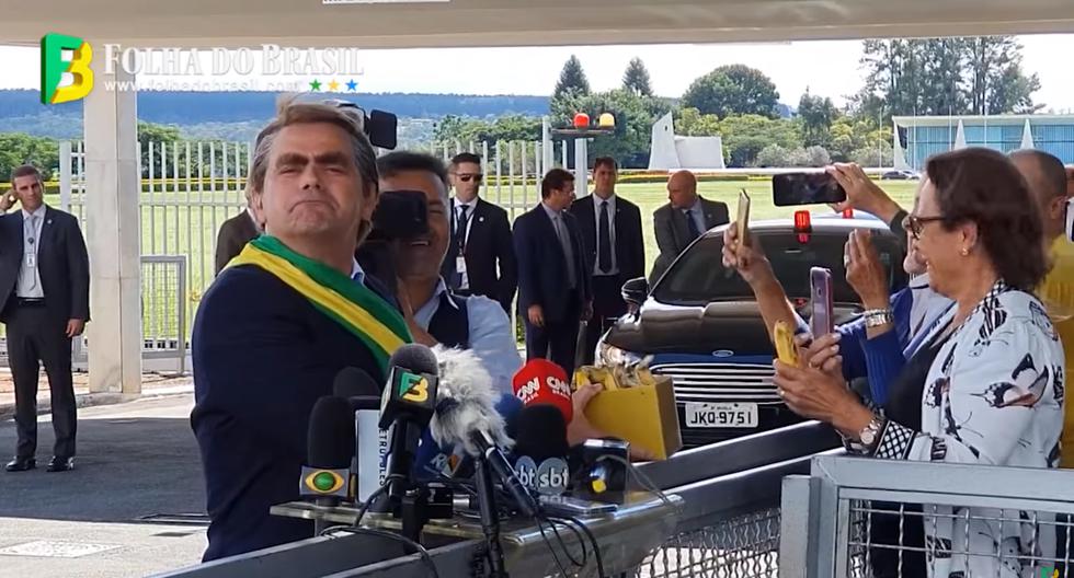 Poco después de la imitación llegó el Bolsonaro real, riendo, y se sacó fotos junto al actor Márvio Lúcio, que trabaja en TV Record. (Foto: Captura de video)