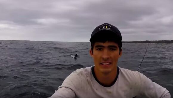 Un piragüista se llevó tremendo susto al encontrarse con un enojado tiburón de 4 metros en medio del mar. (Foto: Captura YouTube)