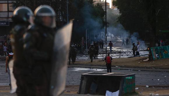 La policía informó que durante los primeros días de protestas 76 agentes resultaron lesionados, la mayoría en la capital chilena, dos de ellos graves por impacto de bala. (Foto: EFE)