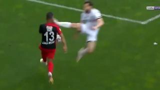 La tarjeta roja le quedó corta: terrorífica patada al rostro de un jugador en la Superliga de Turquía | VIDEO