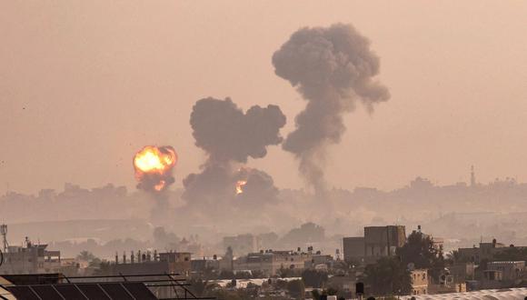 El fuego surge de los ataques aéreos israelíes en Khan Yunis, en el sur de la Franja de Gaza, el 11 de mayo de 2021.
(DIJO KHATIB / AFP).