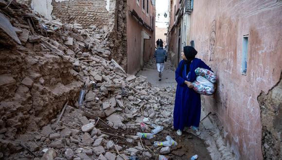 Una mujer mira los escombros de un edificio en la antigua ciudad de Marrakech dañada por el terremoto el 9 de septiembre de 2023. (Foto de FADEL SENNA / AFP)