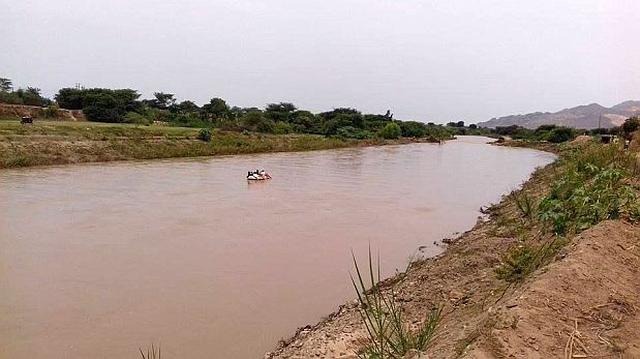 Chiclayo: arriesgan sus vidas al cruzar río en balsas inflables - 2