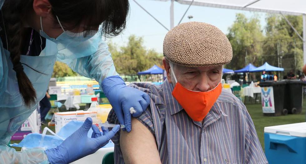 Chile inició el miércoles el proceso de inoculación masiva contra el coronavirus COVID-19 con la población de riesgo, priorizando a mayores de 90 años, enfermos crónicos y funcionarios de salud. (Foto: Reuters / Iván Alvarado)