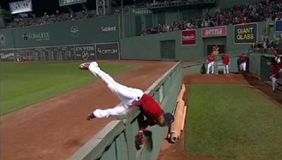 Increíble atrapada de pelota en encuentro de béisbol [VIDEO]
