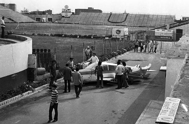 The residents of the Lolo Fernández stadium experienced minutes of anguish when a small plane suffered a breakdown in mid-flight.  Photo Carlos del Rosario/ GEC Historical Archive